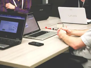 Reunión de equipo con laptops sobre la mesa